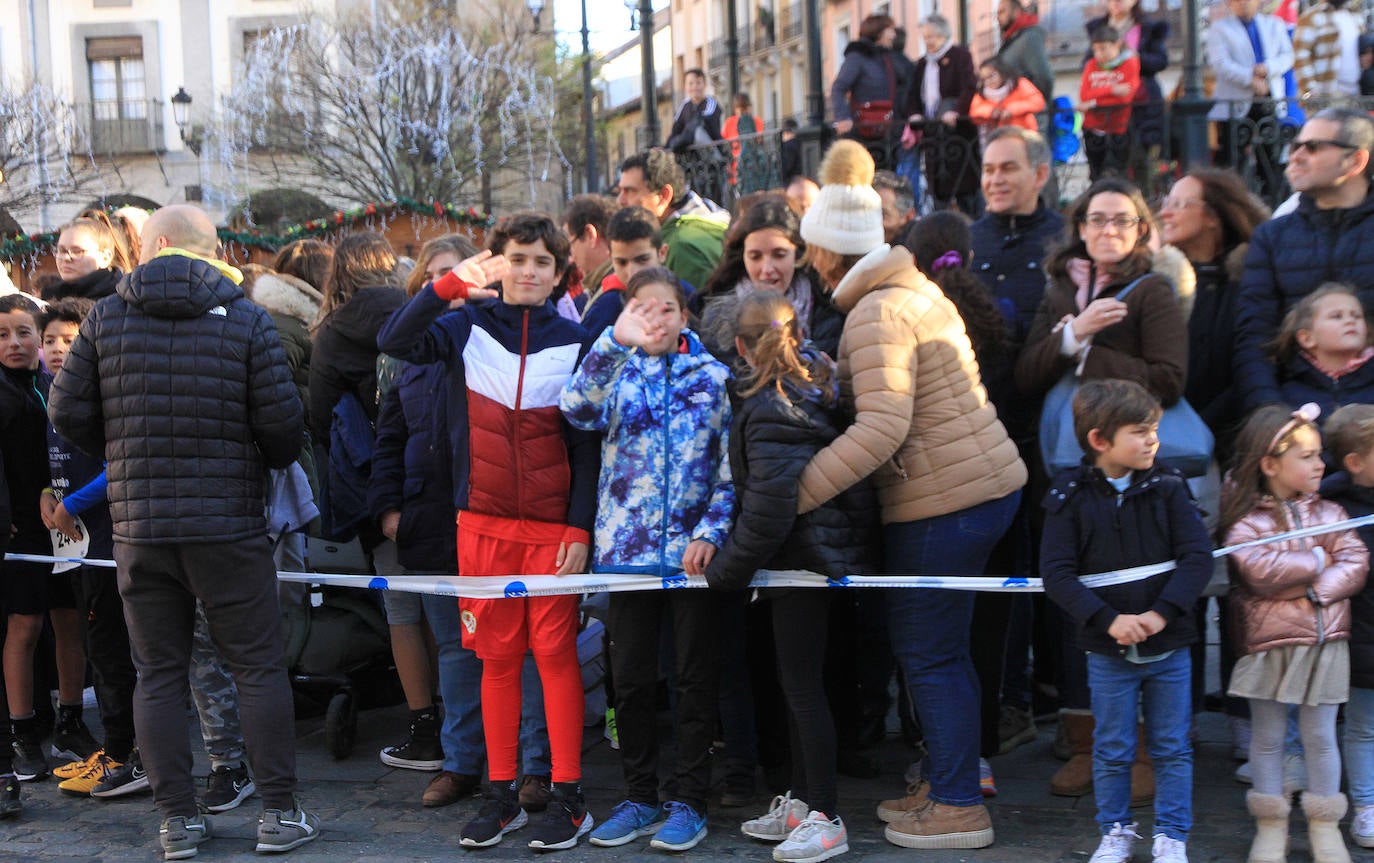 Los niños inscritos salen a la carrera en la prueba infantil de la popular cita segoviana. 
