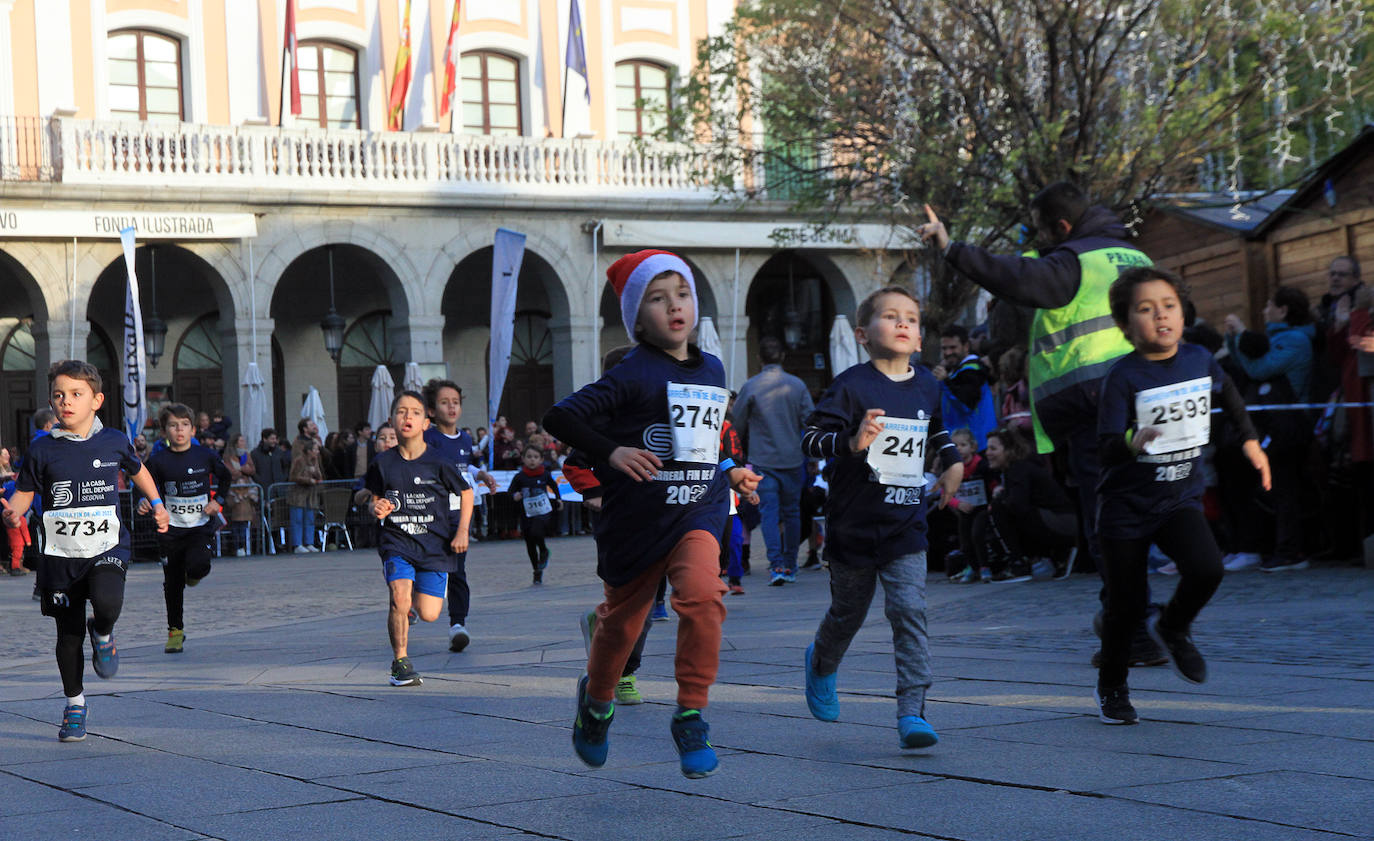 Los niños inscritos salen a la carrera en la prueba infantil de la popular cita segoviana. 