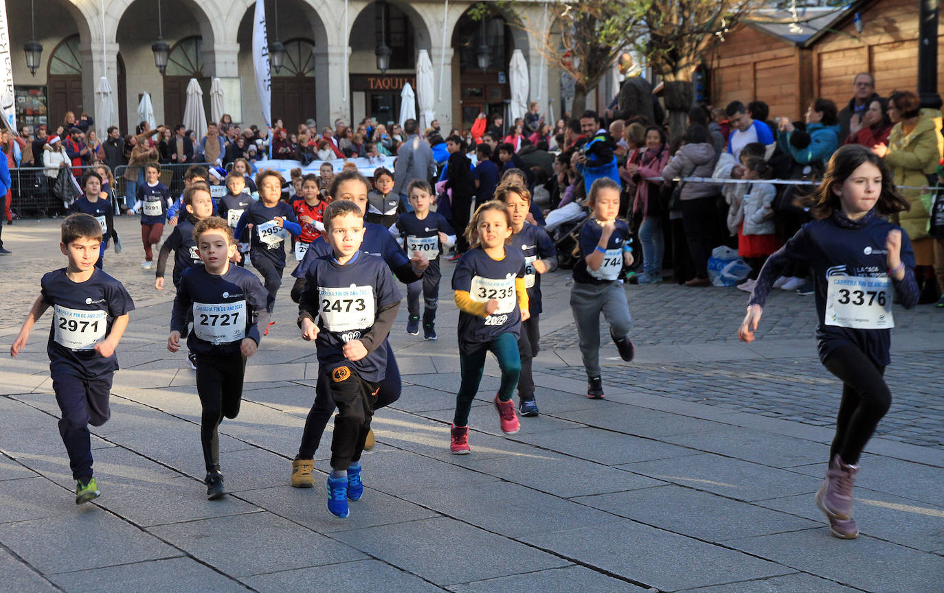 Los niños inscritos salen a la carrera en la prueba infantil de la popular cita segoviana. 