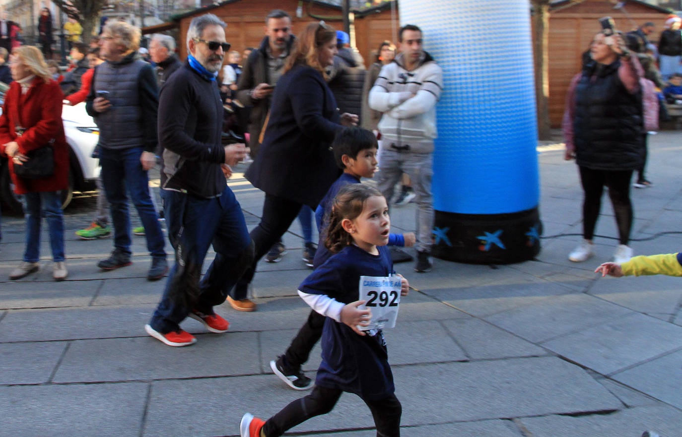 Los niños inscritos salen a la carrera en la prueba infantil de la popular cita segoviana. 