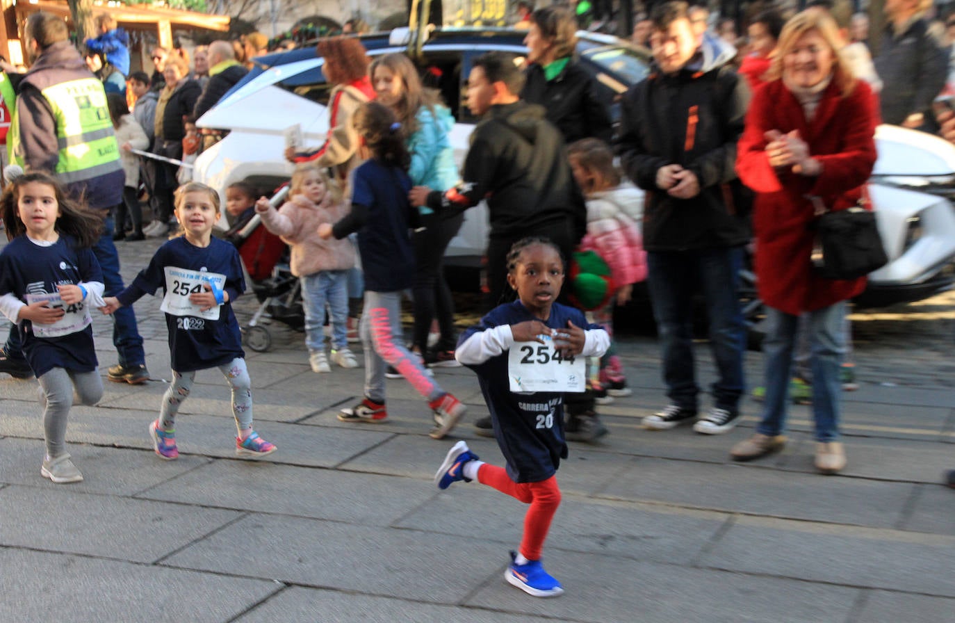 Los niños inscritos salen a la carrera en la prueba infantil de la popular cita segoviana. 