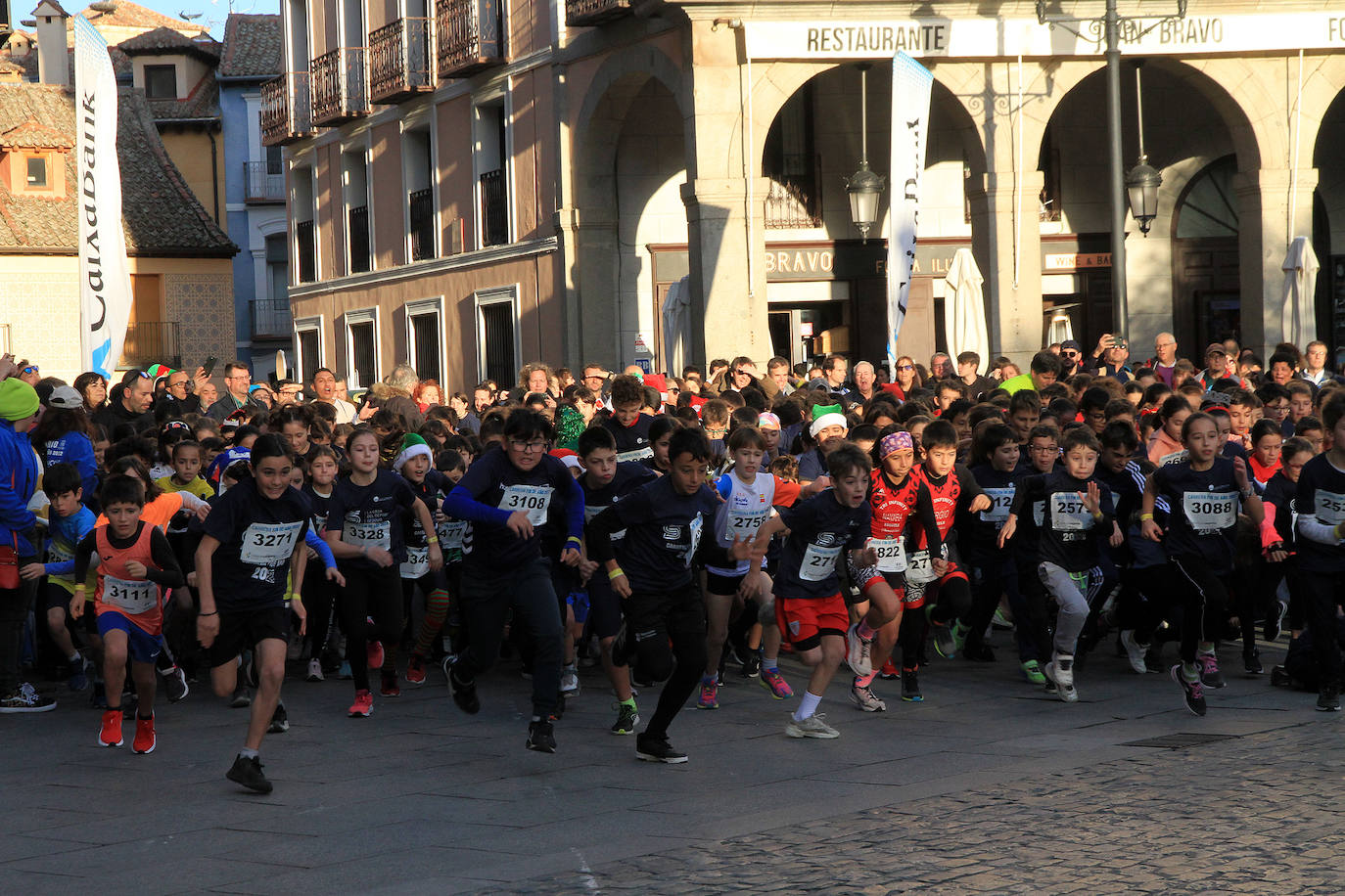 Los niños inscritos salen a la carrera en la prueba infantil de la popular cita segoviana. 