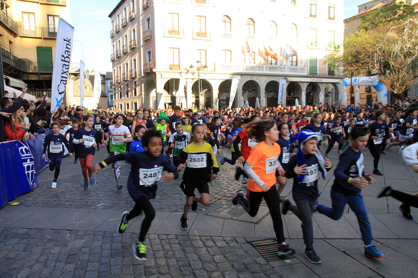 Los niños inscritos salen a la carrera en la prueba infantil de la popular cita segoviana. 