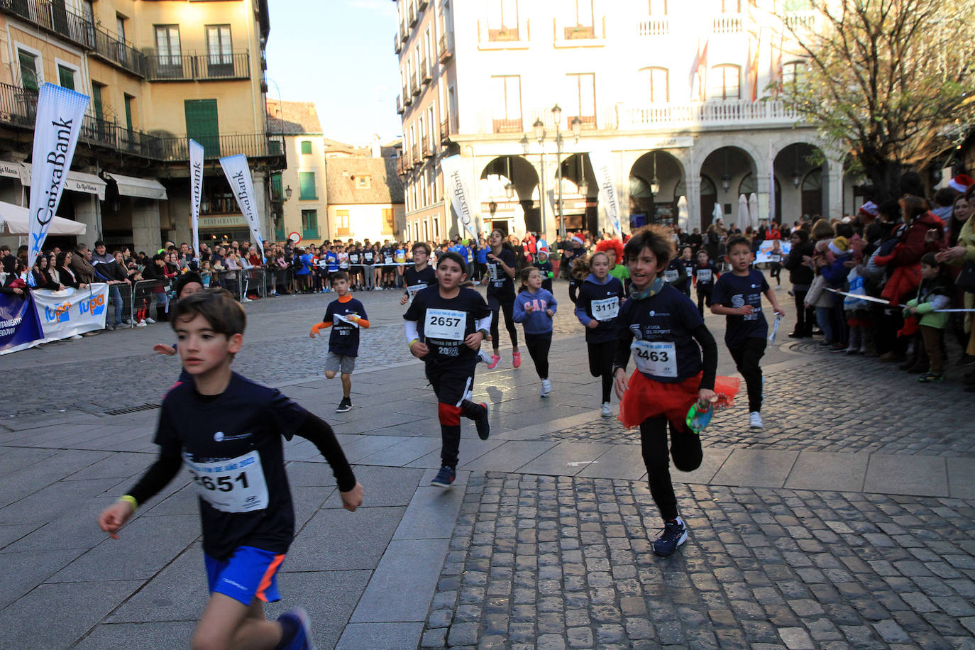 Los niños inscritos salen a la carrera en la prueba infantil de la popular cita segoviana. 