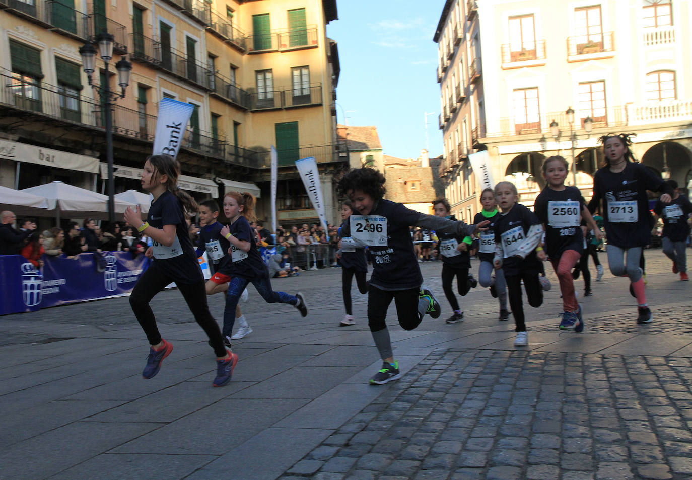 Los niños inscritos salen a la carrera en la prueba infantil de la popular cita segoviana. 