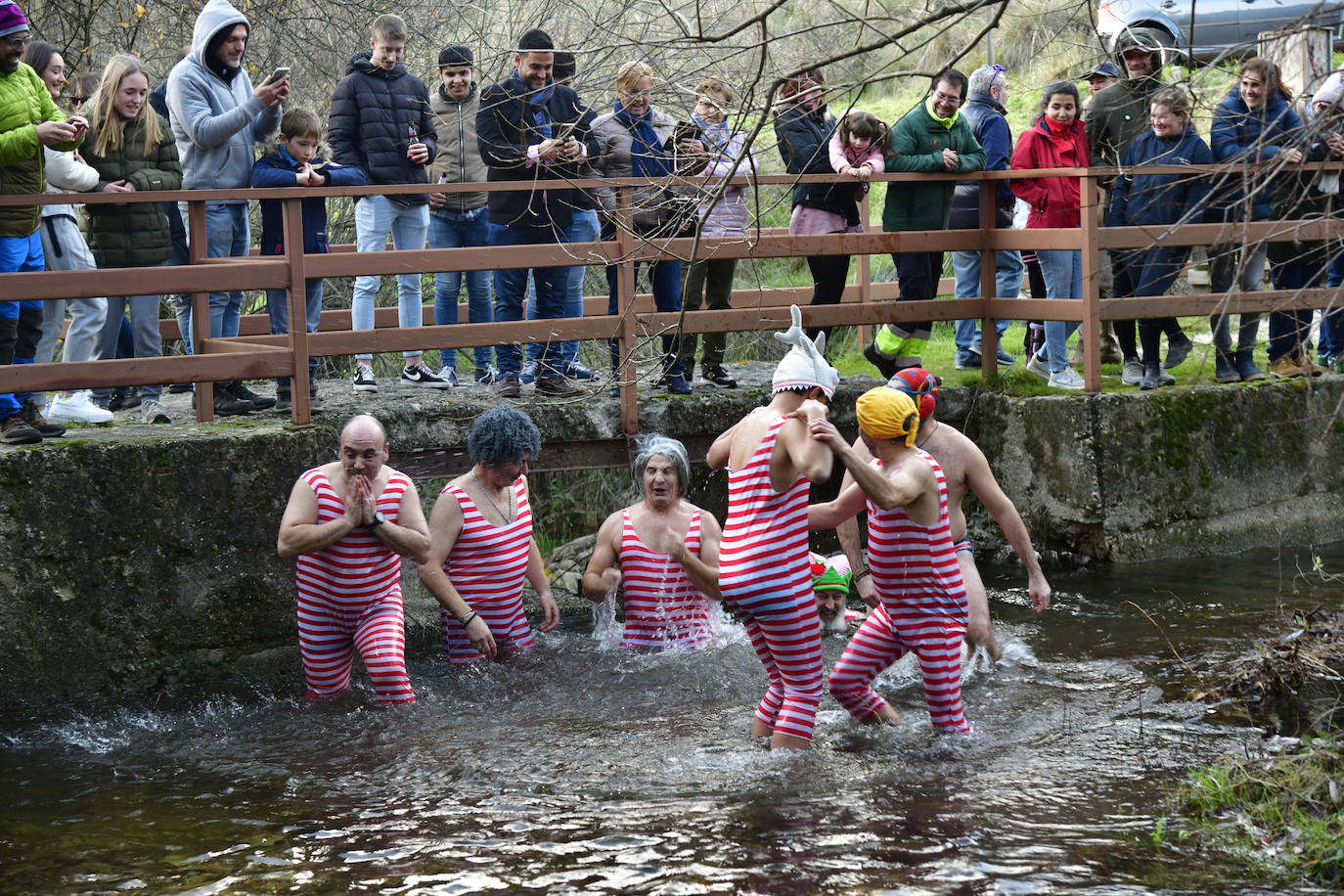 Los siete bañistas saludan ante la expectación de decenas de asistentes.