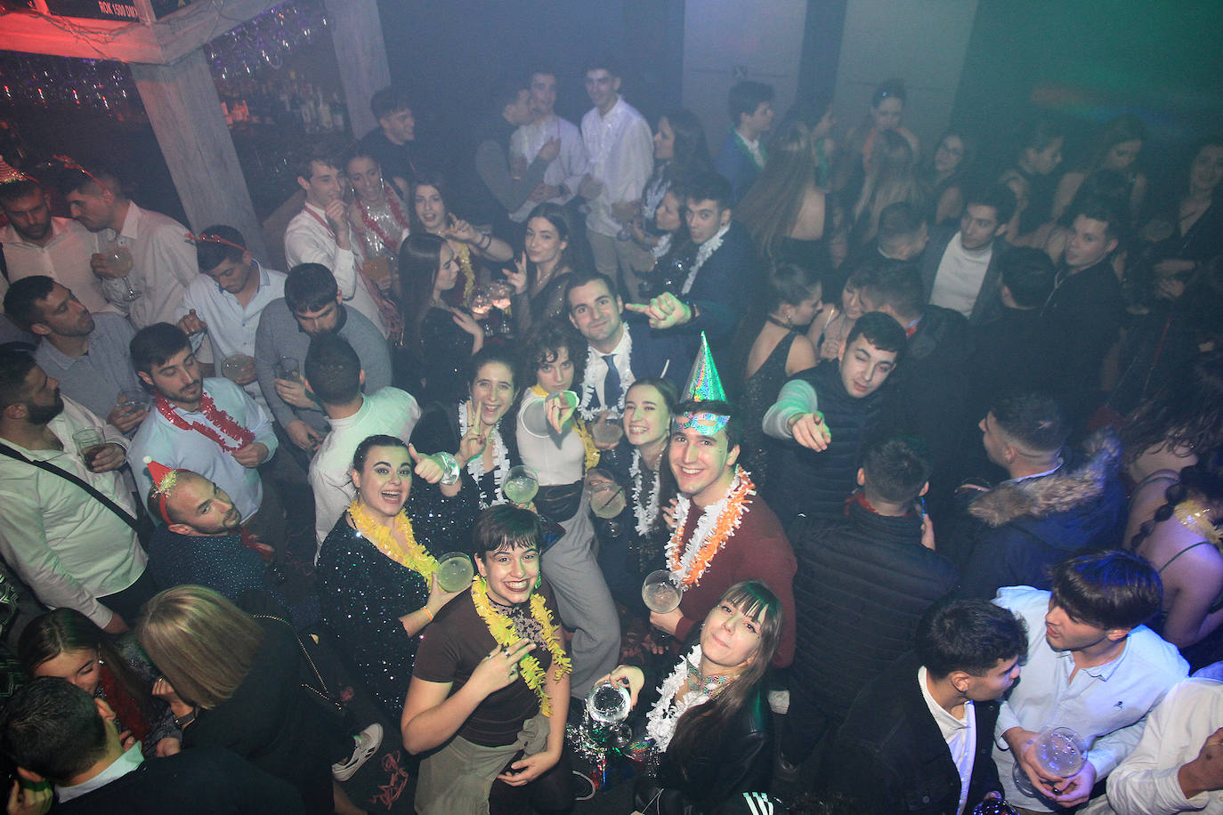 Un local lleno de gente celebrando la Nochevieja en Segovia. 