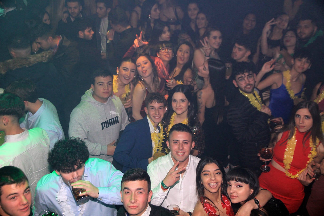 Un local lleno de gente celebrando la Nochevieja en Segovia. 