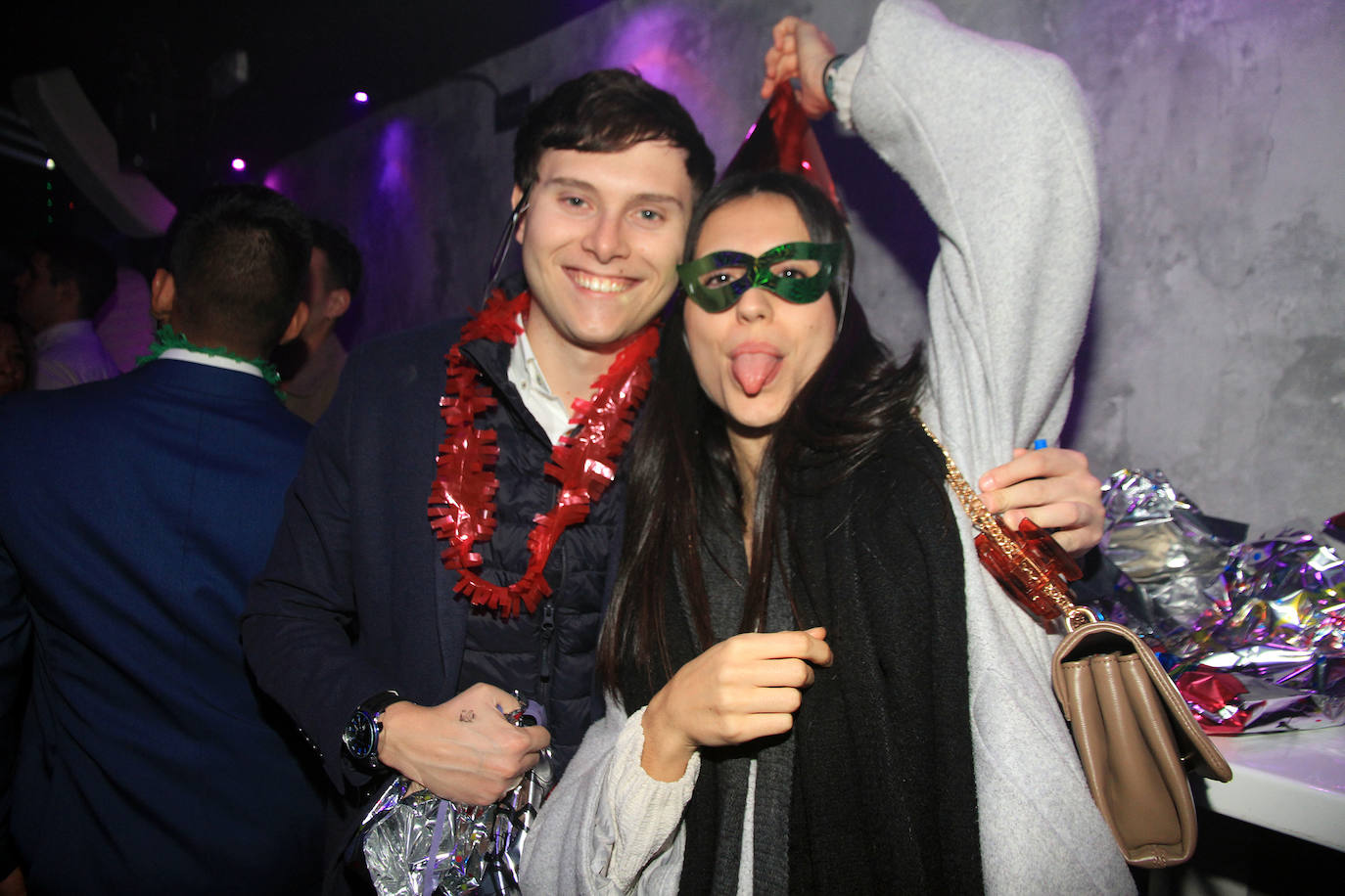 Un local lleno de gente celebrando la Nochevieja en Segovia. 