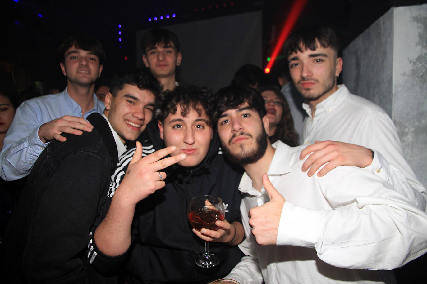 Un local lleno de gente celebrando la Nochevieja en Segovia. 