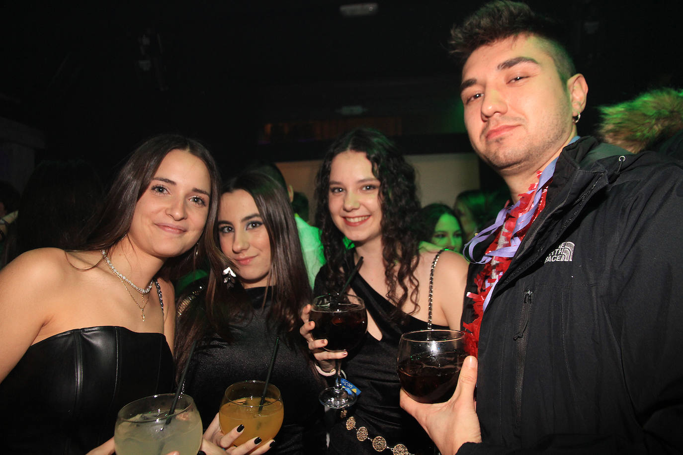 Un local lleno de gente celebrando la Nochevieja en Segovia. 