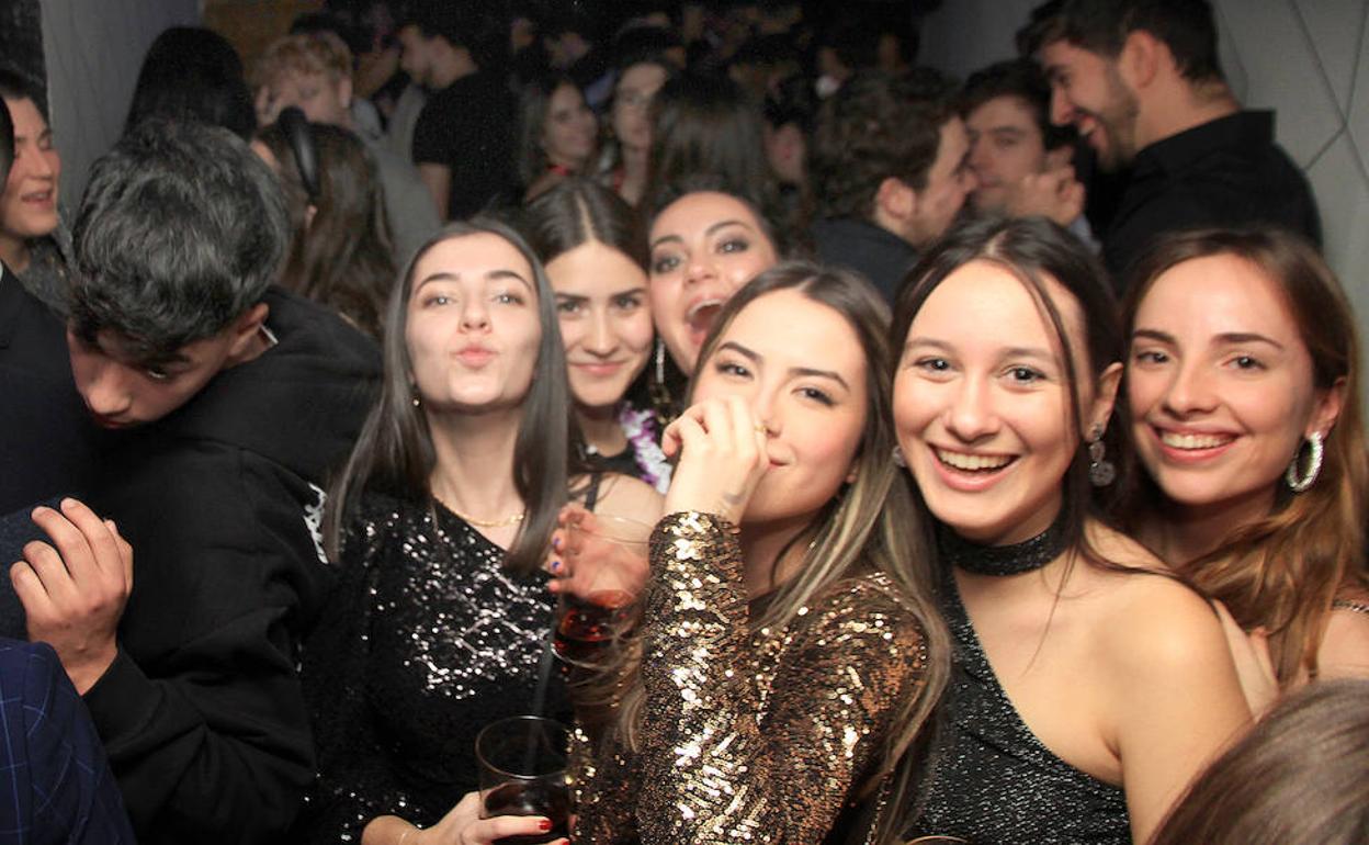 Unas jóvenes celebran el año nuevo en un establecimiento de la ciudad. 