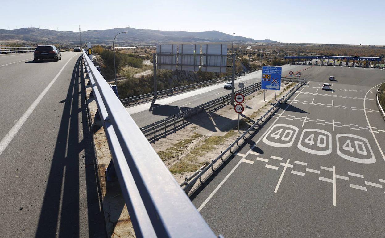 Carretera N-110 y peaje de la AP-51 en Villacastín.