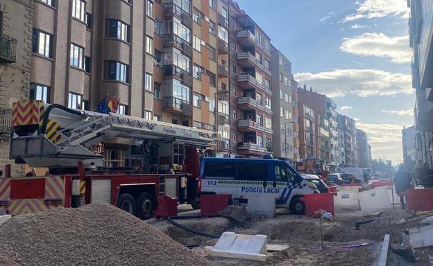 Un camión autoescala de Bomberos de Aranda llega al número 18 de la Avenida Castilla junto a un furgón de Policía Local