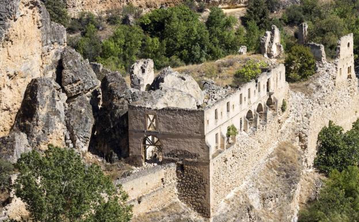 El Convento de Nuestra Señora de los Ángeles de la Hoz, en la orilla del río Duratón. 