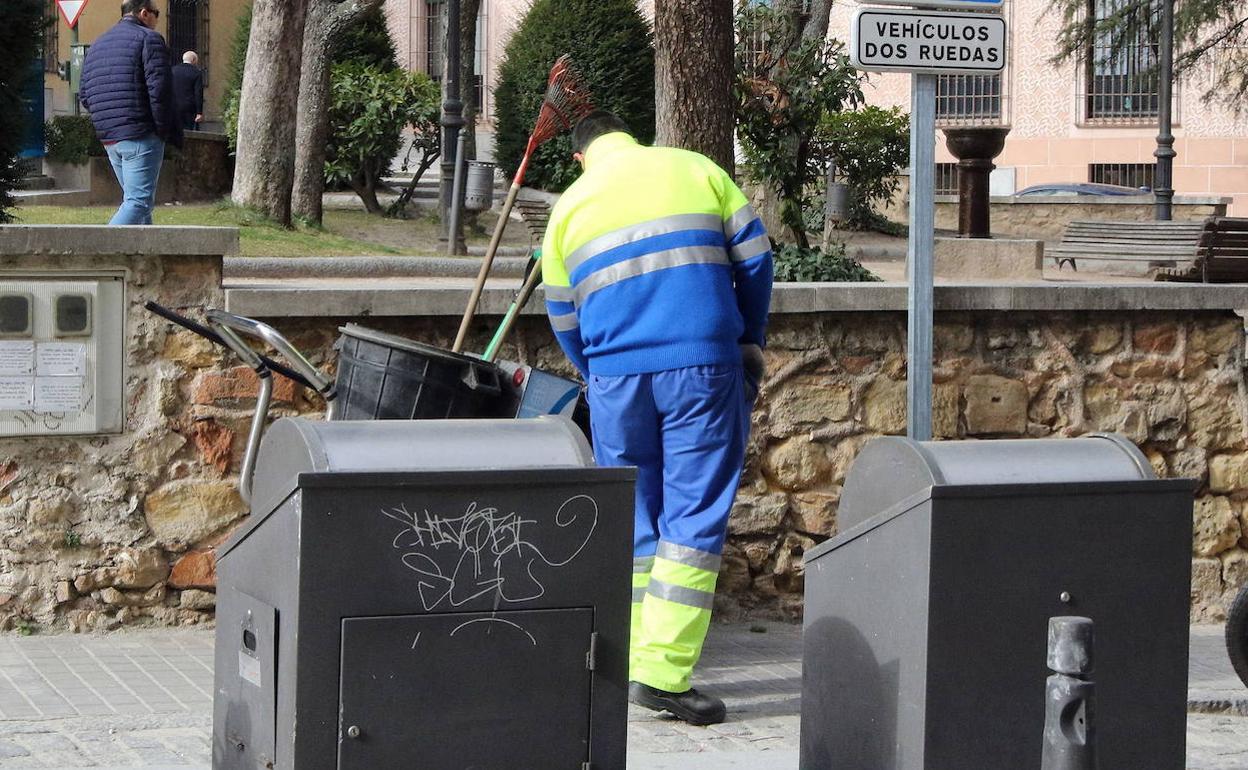 Un trabajador del servicio de limpieza barre una acera del centro de Segovia. 