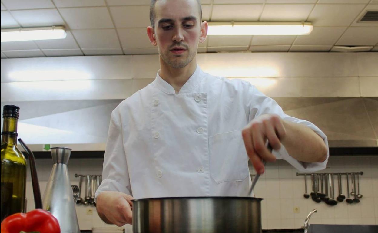 Miguel Ángel Martín prepara un plato en una cocina. 