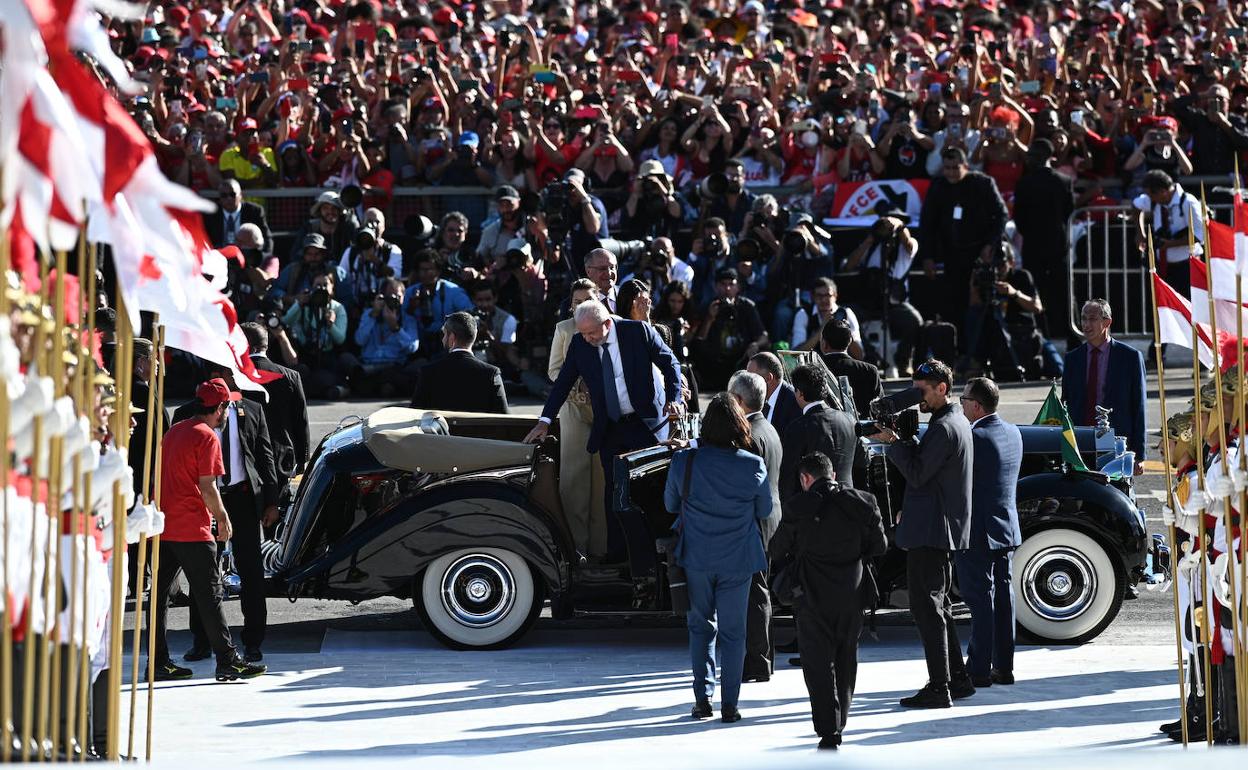 Lula da Silva baja del coche para dirigirse a su investidura.