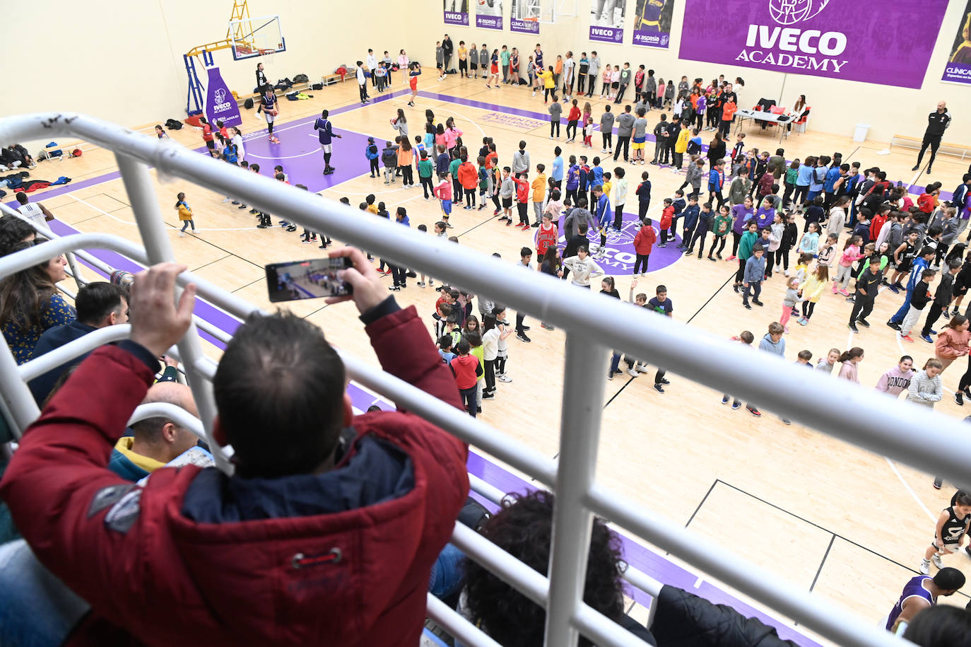 Fotos: El Real Valladolid de Baloncesto entrena con 500 niños