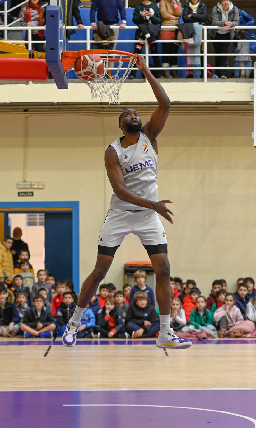 Fotos: El Real Valladolid de Baloncesto entrena con 500 niños