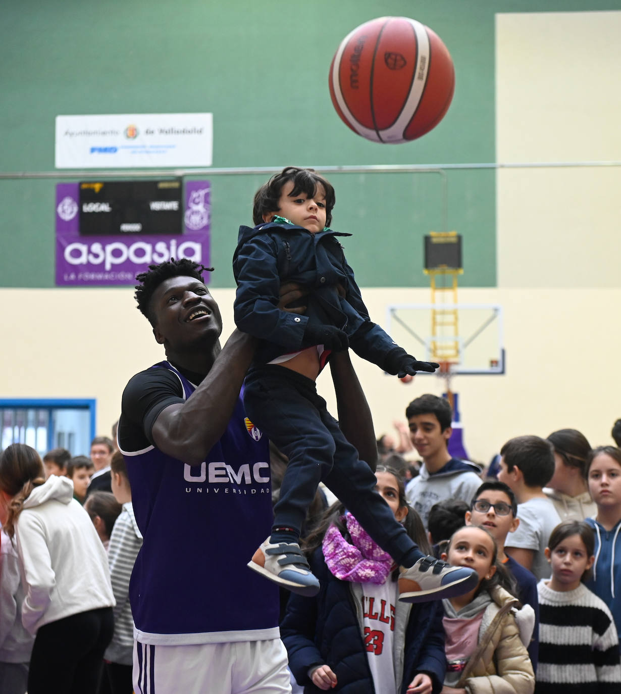 Fotos: El Real Valladolid de Baloncesto entrena con 500 niños