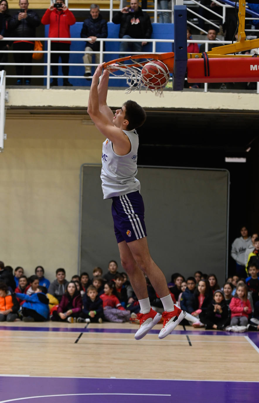 Fotos: El Real Valladolid de Baloncesto entrena con 500 niños