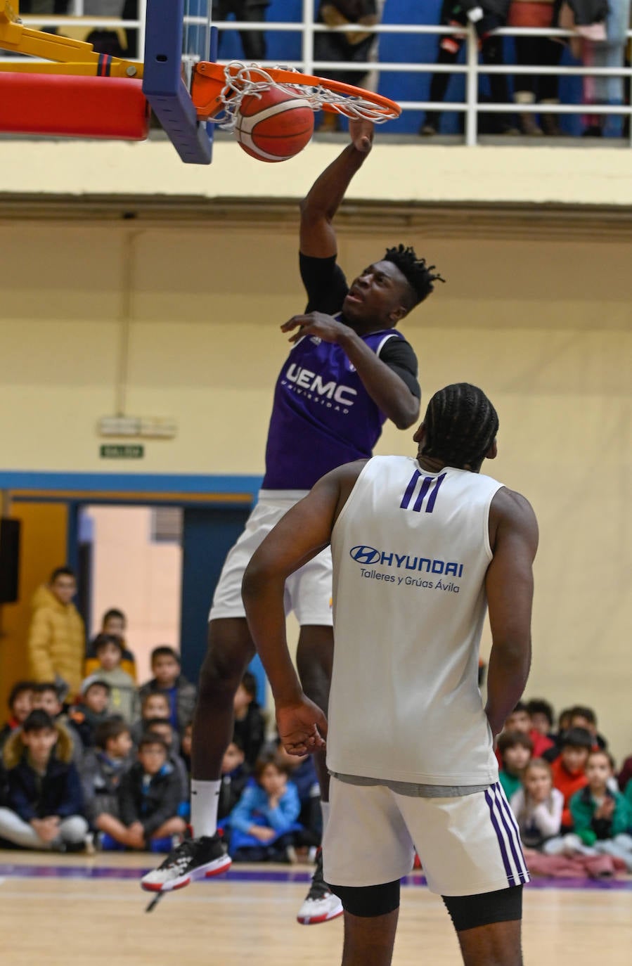 Fotos: El Real Valladolid de Baloncesto entrena con 500 niños