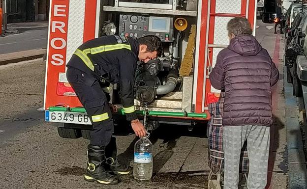 Una avería en Ezequiel González deja sin agua a decenas de vecinos 