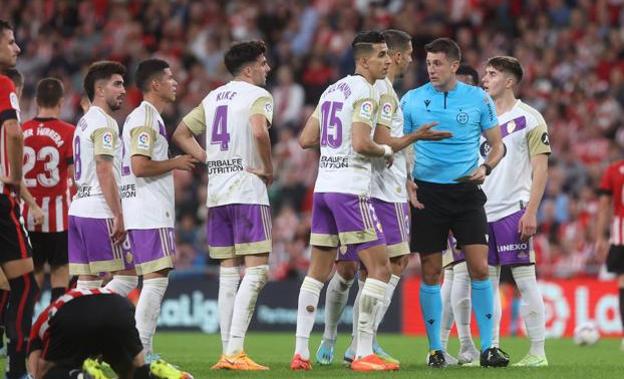 Los jugadores del Real Valladolid se dirigen a Díaz de Mera. 