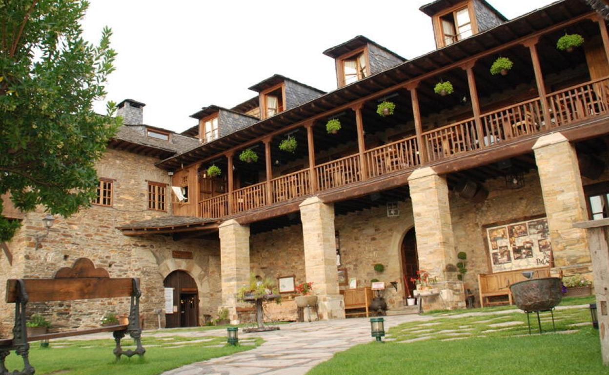 Establecimiento rural en el Palacio de Canedo en Cacabelos (León). 