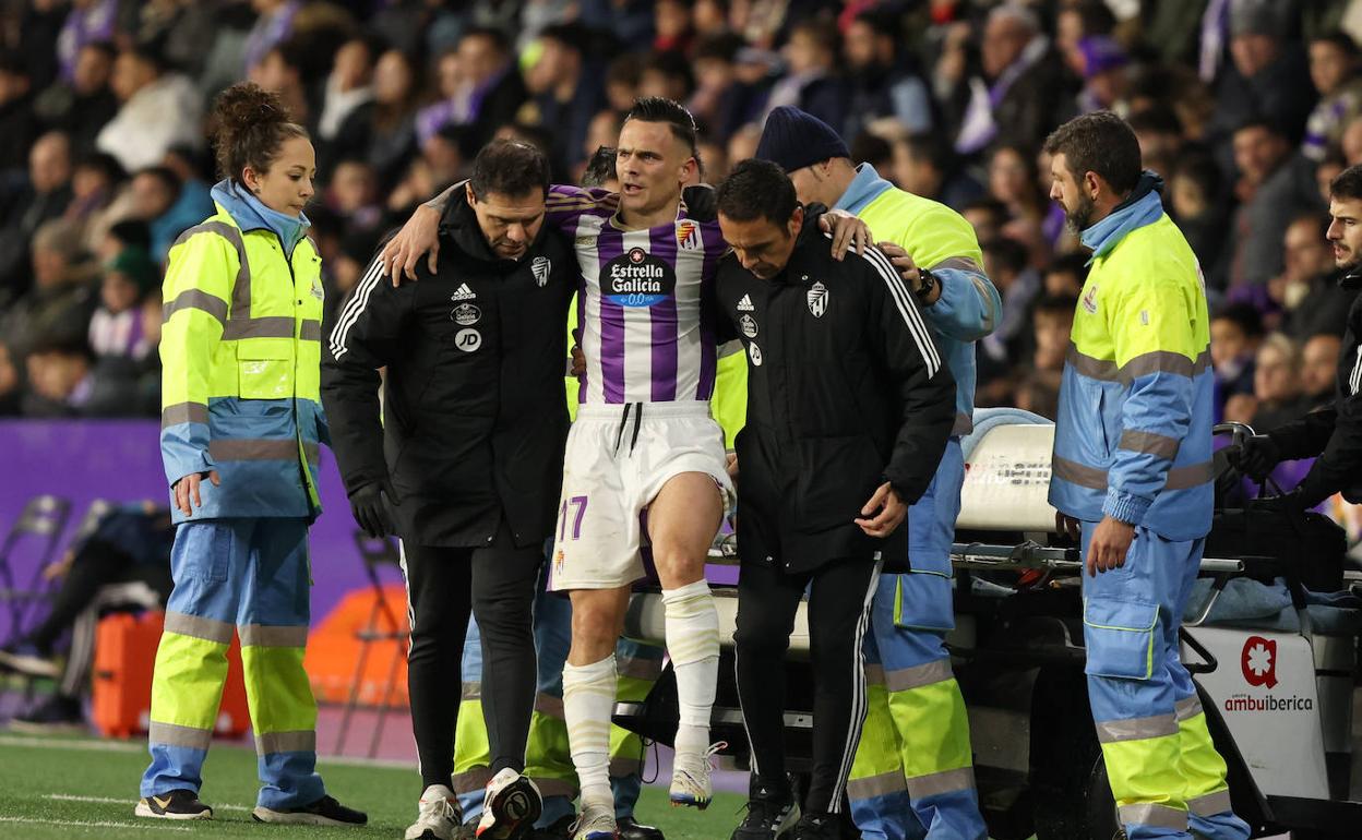 Roque Mesa se retira lesionado durante el partido frente al Real Madrid. 