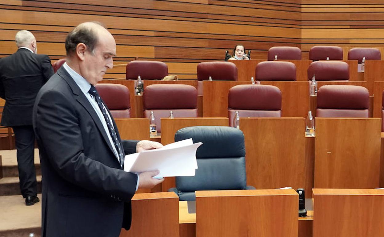 Tomás Quintana, Procurador del Común de Castilla y León, en el hemiciclo de las Cortes el día que defendió su informe anual de gestión.