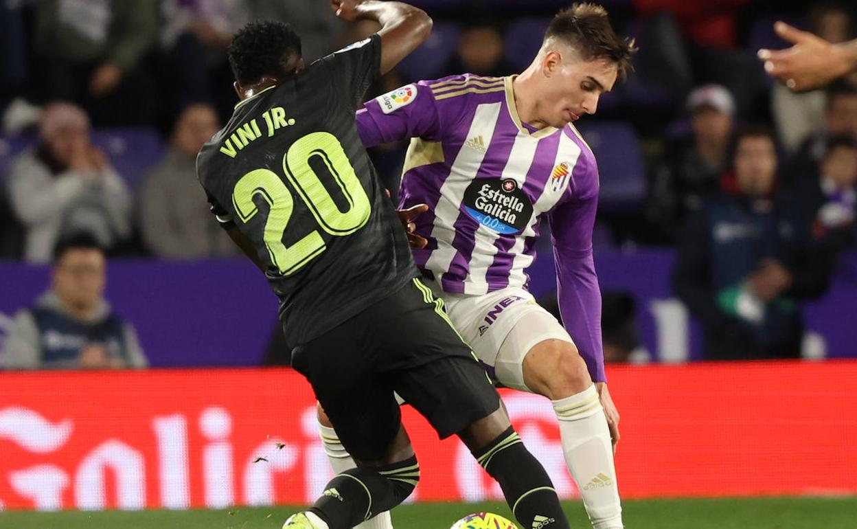 Vinicius disputa el balón a Fresneda en un lance del partido entre el Real Valladolid y el Real Madrid. 