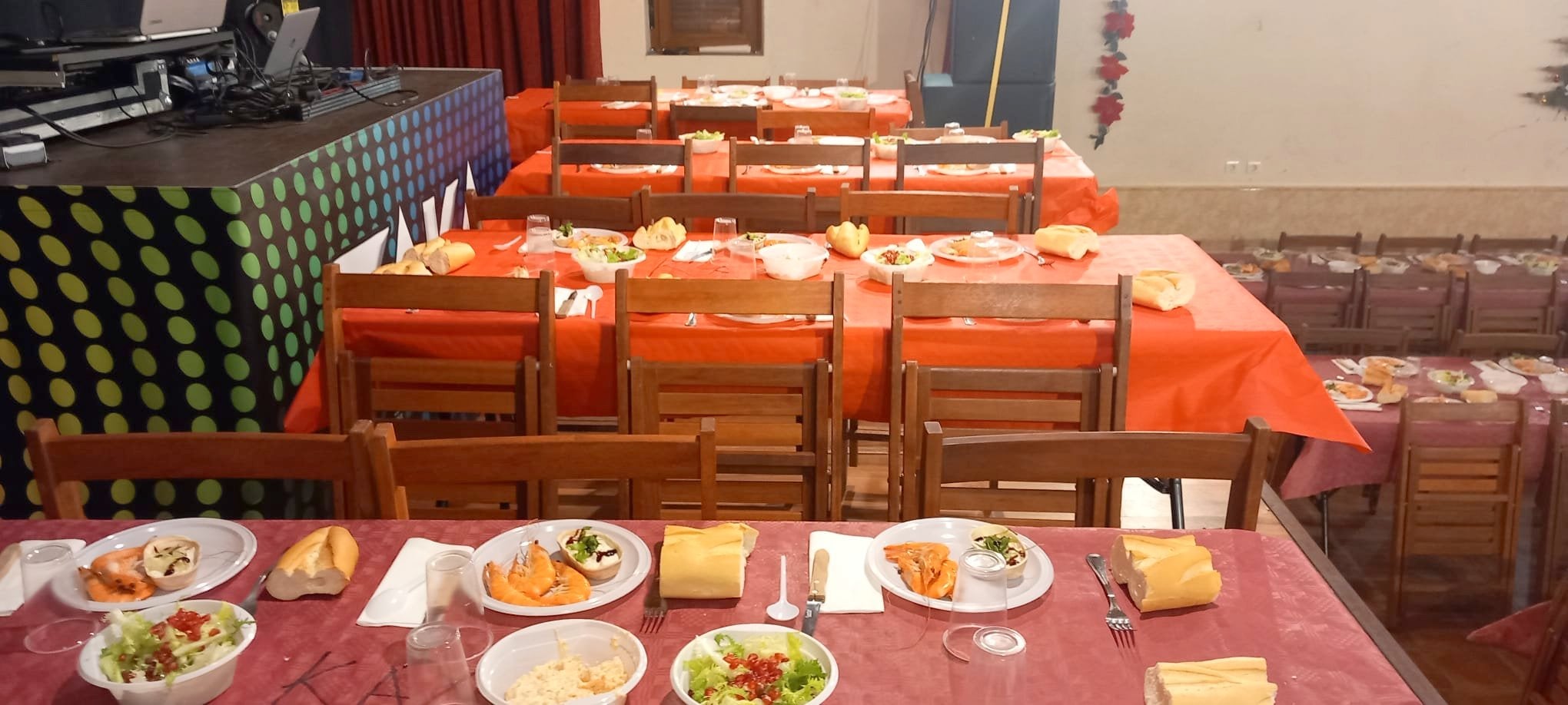 La cena de hermandad congregó a más de 150 vecinos en Castrillo de Don Juan