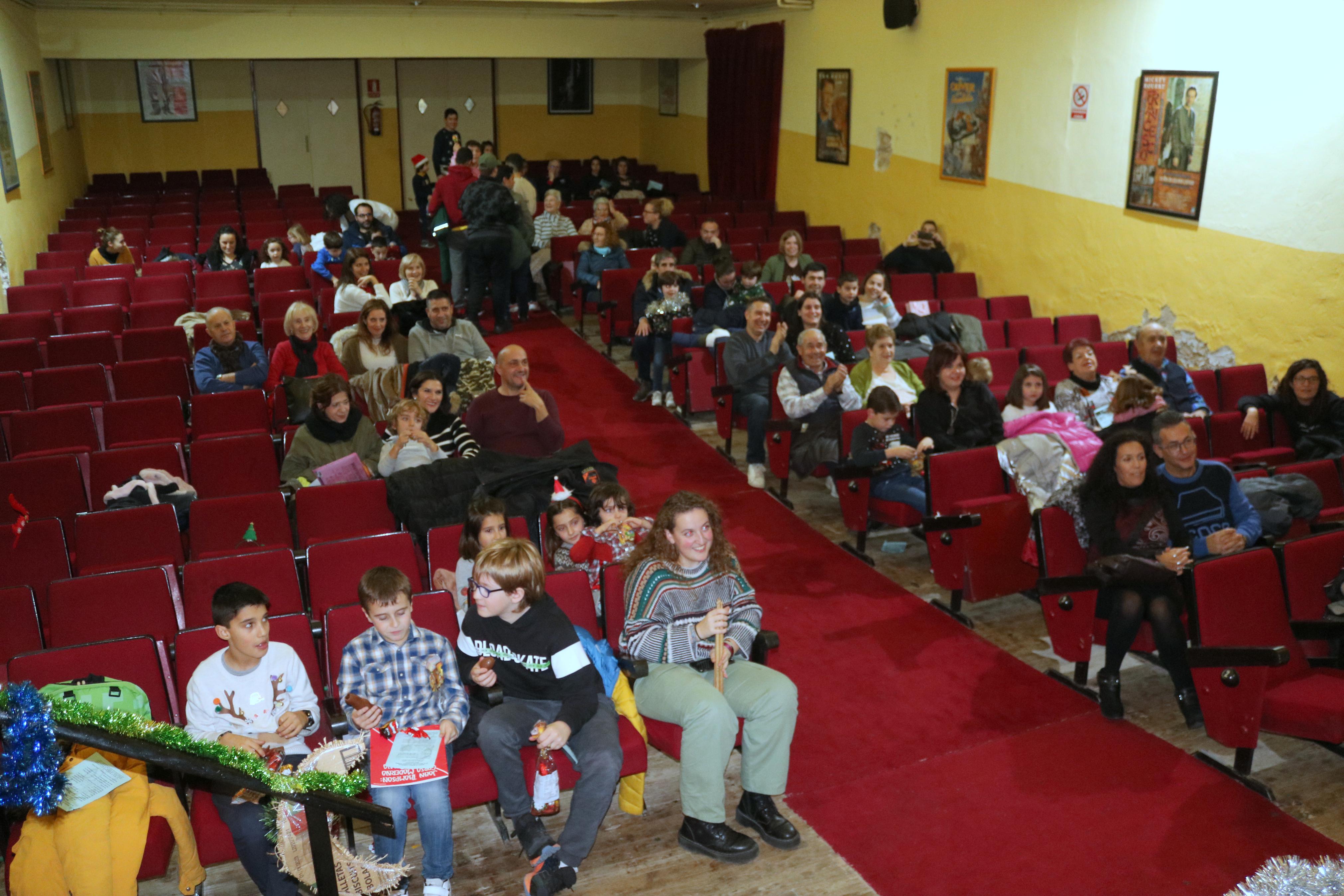 El Paje Real recogió las cartas de los niños y repartió numerosos regalos en Baltanás