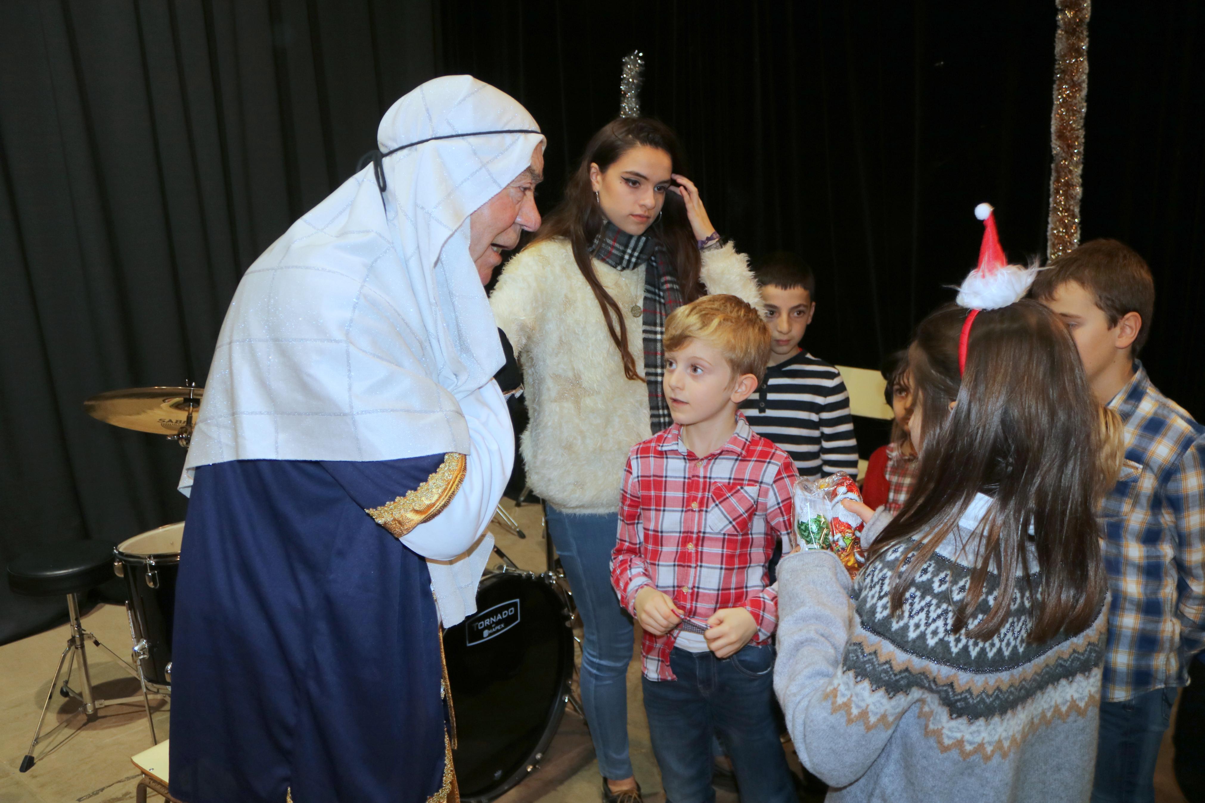 El Paje Real recogió las cartas de los niños y repartió numerosos regalos en Baltanás