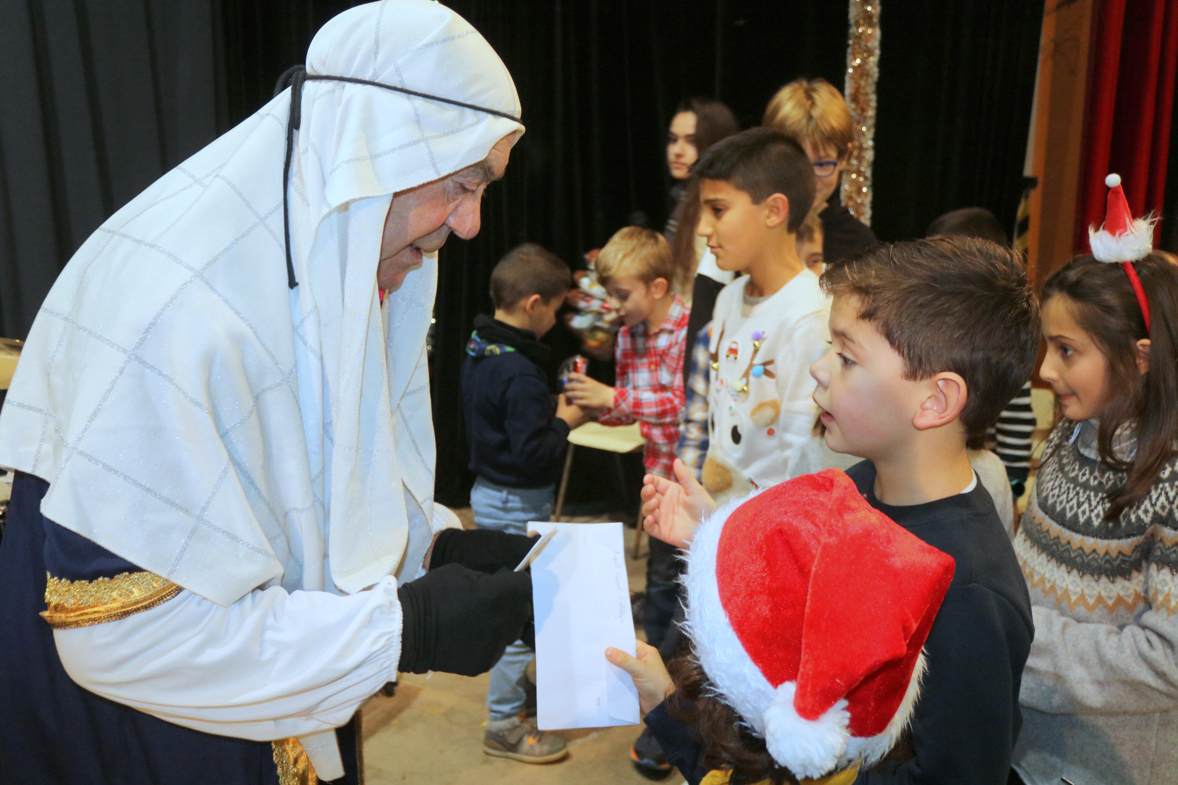 El Paje Real recogió las cartas de los niños y repartió numerosos regalos en Baltanás