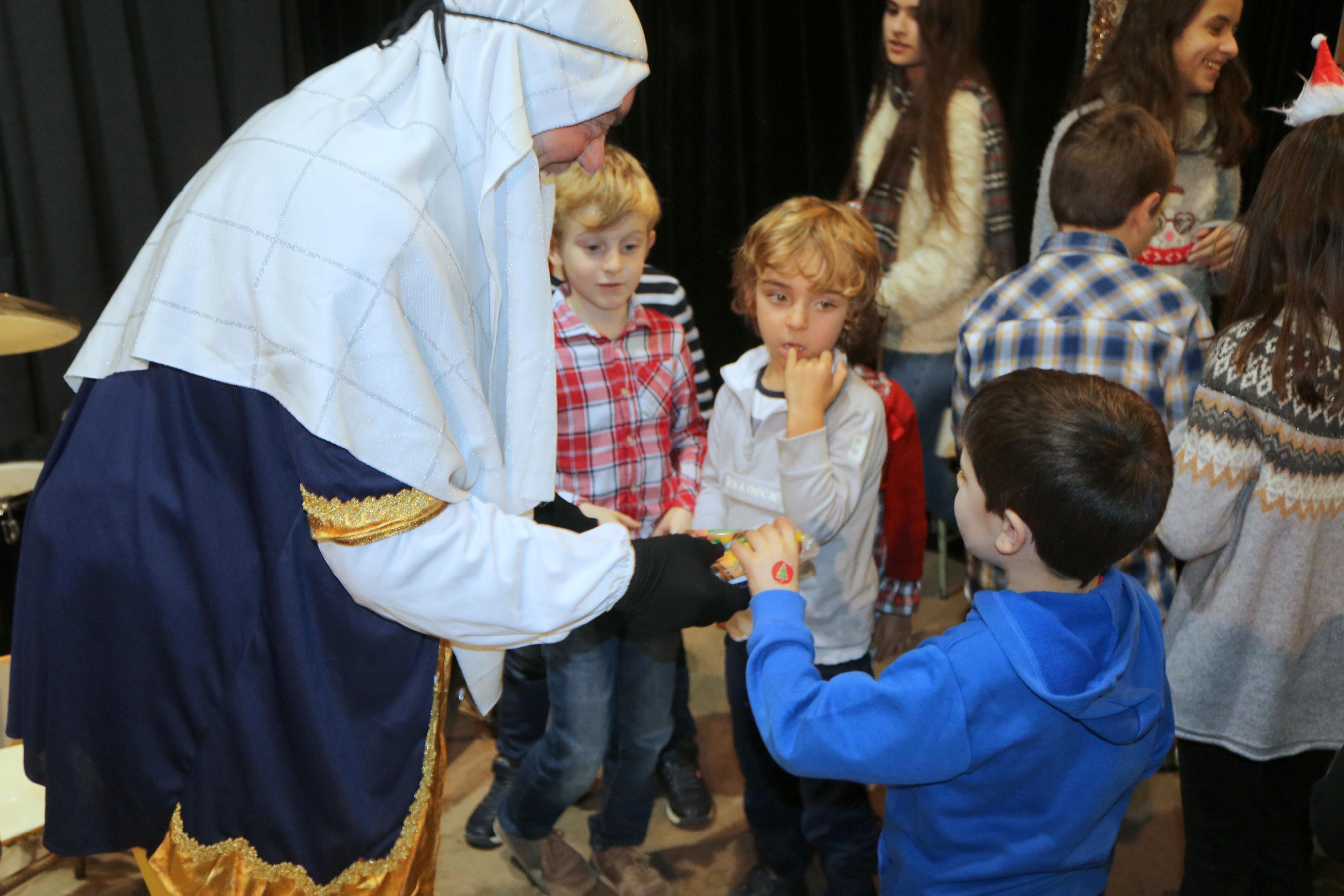 El Paje Real recogió las cartas de los niños y repartió numerosos regalos en Baltanás