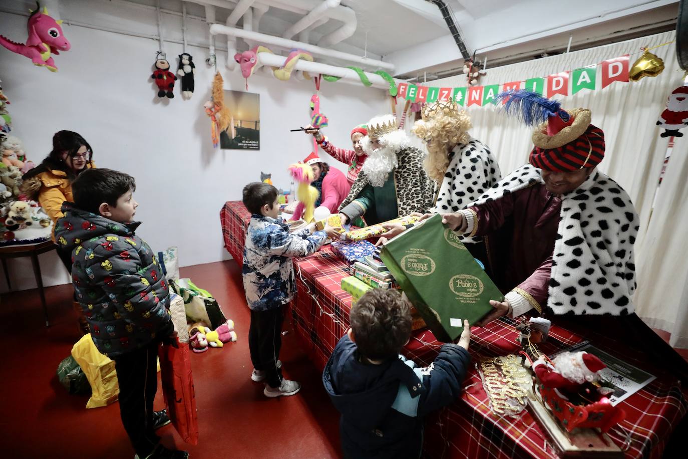 Cerca de 500 niños de 290 familias vulnerables de Valladolid, recibieron sus regalos de Reyes gracias a la plataforma 'Entre Todos Ayudamos' 