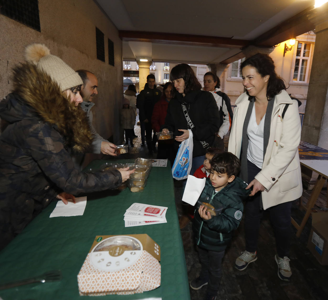 Se repartieron 7.500 raciones del dulce navideño en 75 minutos