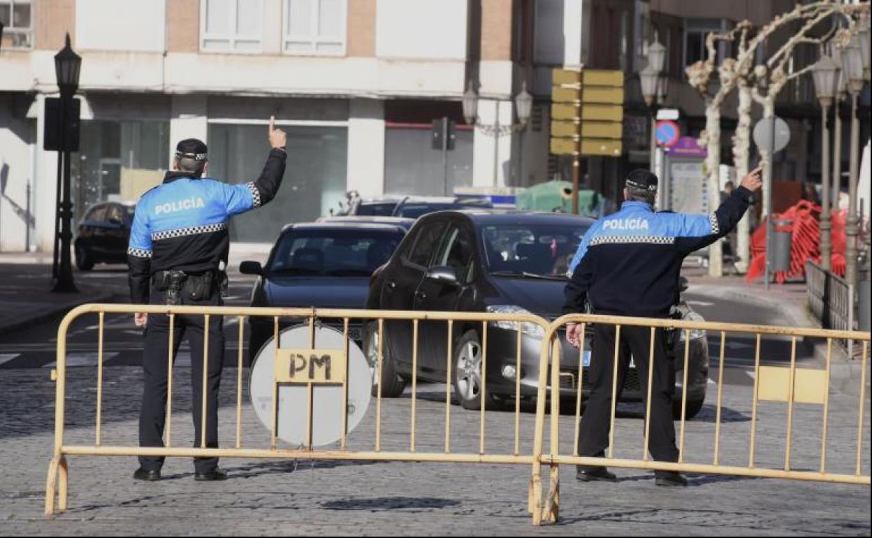 Dos policías municipales desvían el tráfico en Valladolid. 