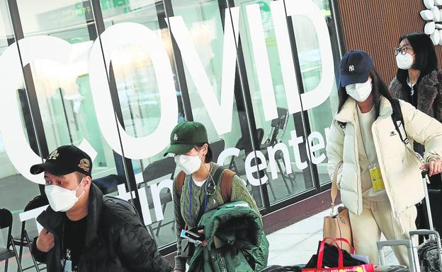 Turistas chinos acceden a un centro de pruebas PCR a su llegada al aeropuerto de Incheon, en Corea del Sur. 