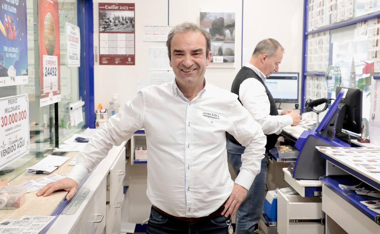 Federico Herguedas en su Administración de Loterías de Parquesol 