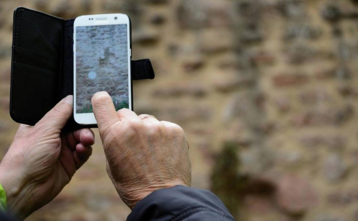 Un usuario maneja un teléfono móvil. 