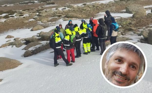 Miembros del dispositivo antes de iniciar la búsqueda y la imagen del desaparecido en la montaña.