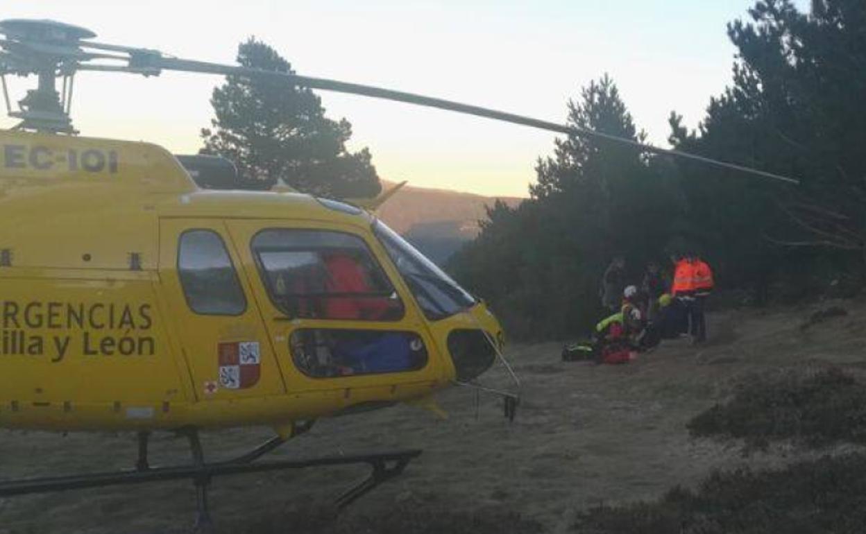 Momento del rescate de la mujer.
