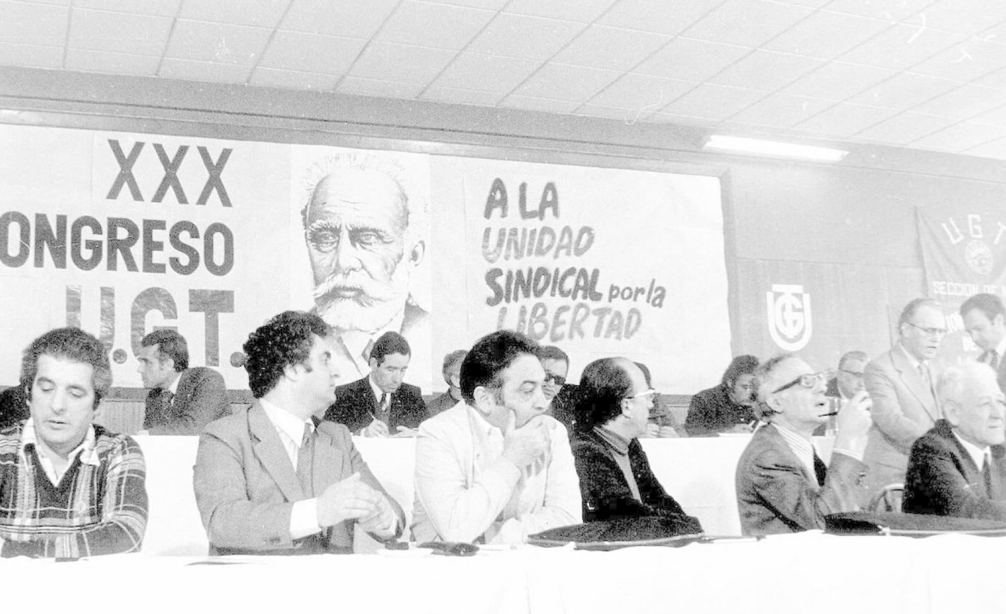 Jesús Mancho, a la izquierda, junto a Enrique Múgica y Nicolás Redondo en el XXX congreso de UGT en 1976.