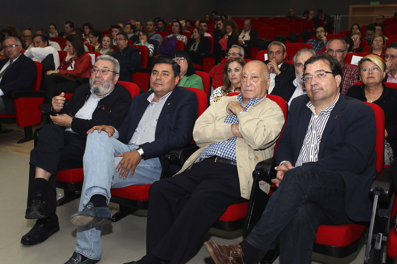 El secretario general de UGT, Cándido Méndez (i), el regional Francisco Capilla (2i), el ex secretario nacional Nicolás Redondo (2d), y el secretario regional del PSOE de Extremadura, Guillermo Fernández Vara (d), durante la entrega de los premios 'Primero de Mayo 2015, que concede la sección sindical extremeña, en abril de 2015. 