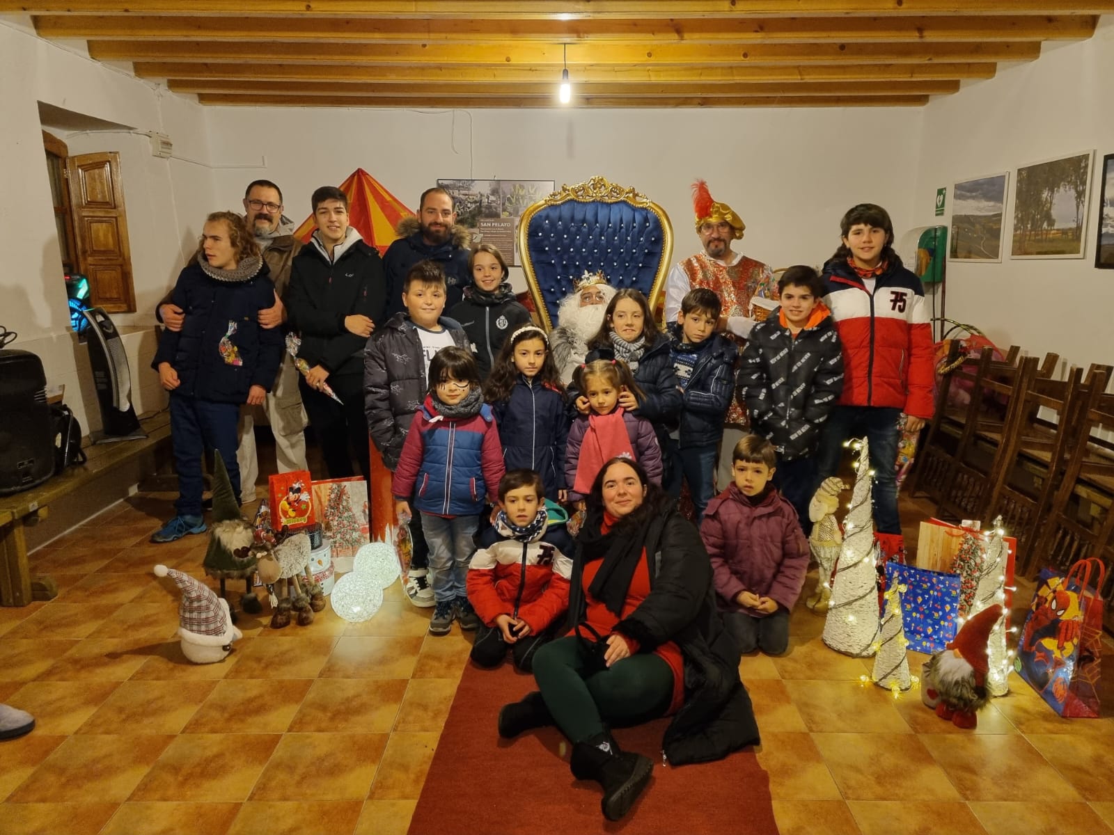 El Rey Melchor protagonizó esta cabalgata solidaria en San Pelayo. Recogió las cartas de los niños y ellos le hcieron entrega de productos de limpieza e higiene que irán destinados a los campamentos saharauis de Tindouf. El acto ha estuvo amenizado por la batucada Mazinger Zeltas