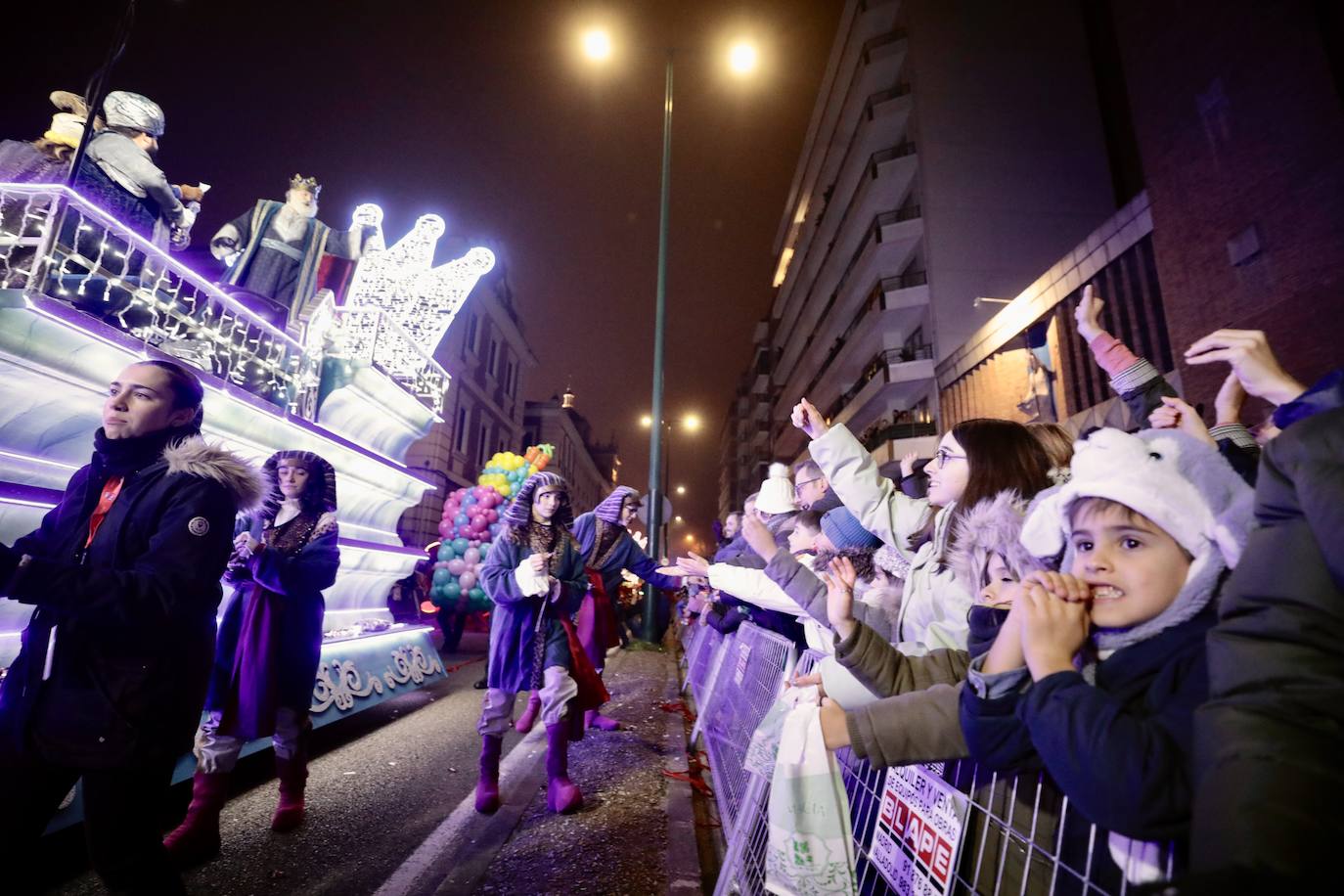 Fotos: Los Reyes Magos reparten ilusión y chucherías en Valladolid